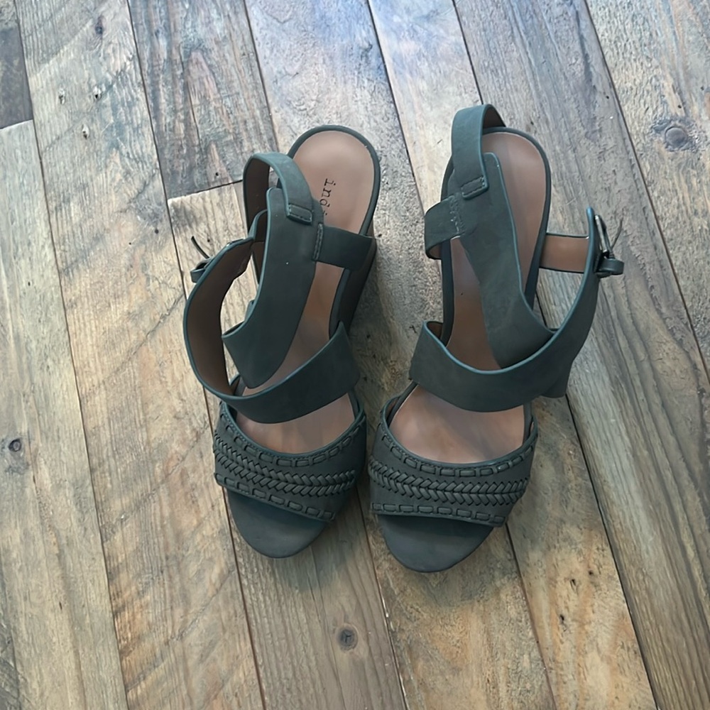 Like New Camo Green Wedges 8 1/2 women’s